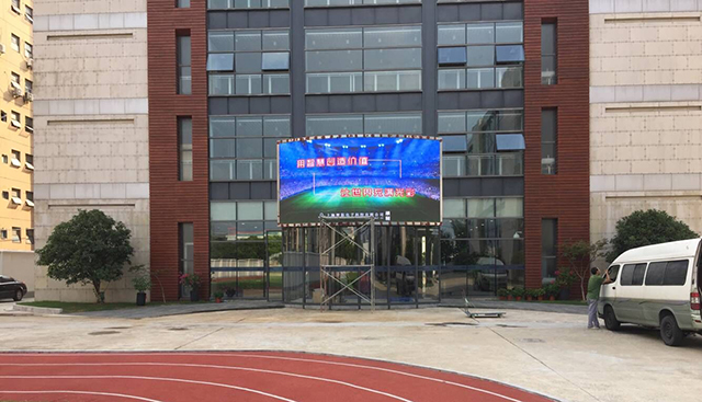 上海諾美國(guó)際學(xué)校戶外LED顯示屏由智彩科技定制、安裝